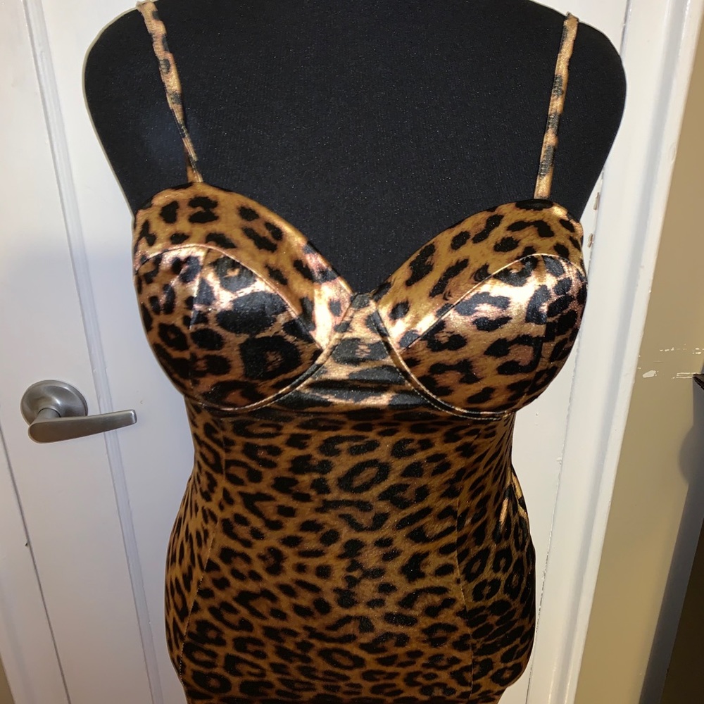 Leopard print sexy fitted midi dress.
